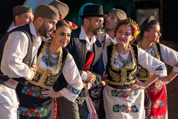 Сербська Народна танцюристи виконують в шоу — стокове фото