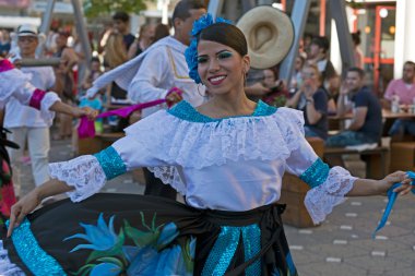 Kolombiya'dan dansçı geleneksel kostüm 1