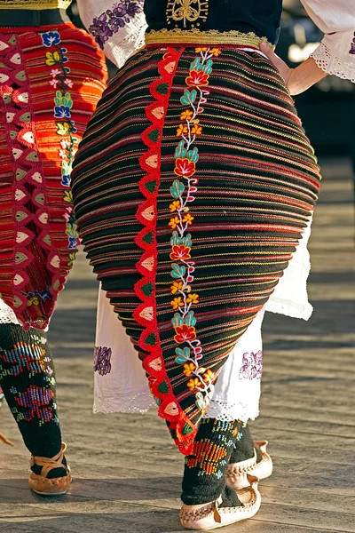 Ragazze della Serbia in costumi tradizionali specifici — Foto Stock