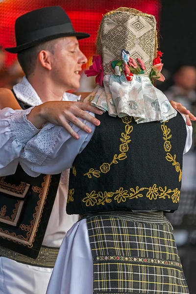 Romanian traditional dance with specific costumes 1 — Stock Photo, Image