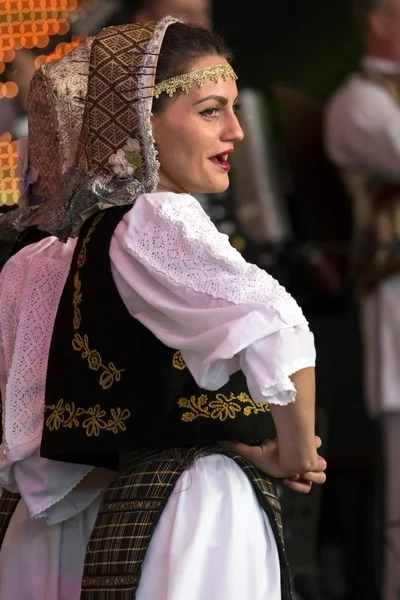 Rumunská tradiční tanec s konkrétní kostýmy 3 — Stock fotografie