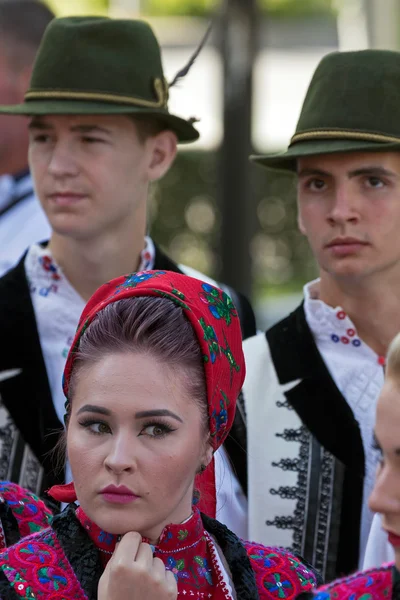 Kobiety i mężczyźni z Rumunii w tradycyjnych strojach — Zdjęcie stockowe