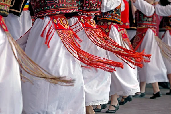 Dança tradicional romena com trajes específicos — Fotografia de Stock