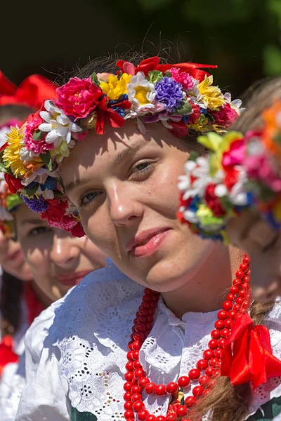 Νεαρά κορίτσια από την Πολωνία σε παραδοσιακό κοστούμι 1 — Φωτογραφία Αρχείου
