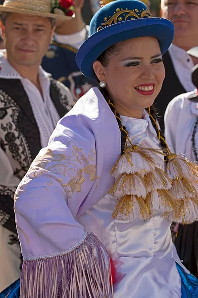 Νεαρό κορίτσι, χορεύτρια από τη Χιλή σε παραδοσιακό κοστούμι 1 — Φωτογραφία Αρχείου