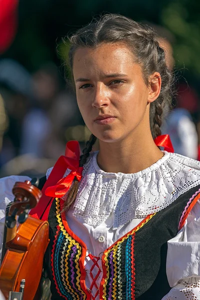 Jovem, cantora no violino da Polônia em traje tradicional — Fotografia de Stock