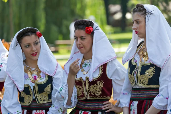 Meninas jovens da Sérvia em traje tradicional — Fotografia de Stock