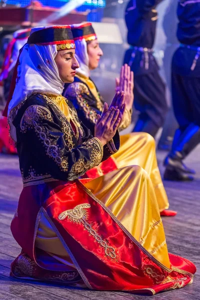 伝統的な衣装で若いトルコのダンサー — ストック写真