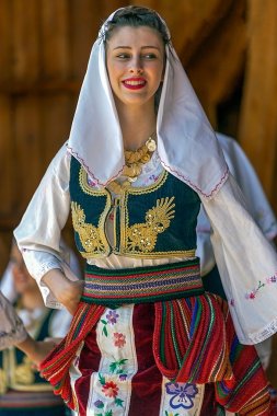 Geleneksel kostümlü 3 genç Sırp dansçı