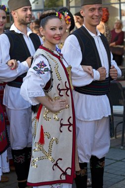 Geleneksel kostüm 2 genç Sırp dansçılar