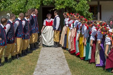 Geleneksel kostüm, genç Polonyalı dansçılar gerçekleştirmek bir gösteri 1
