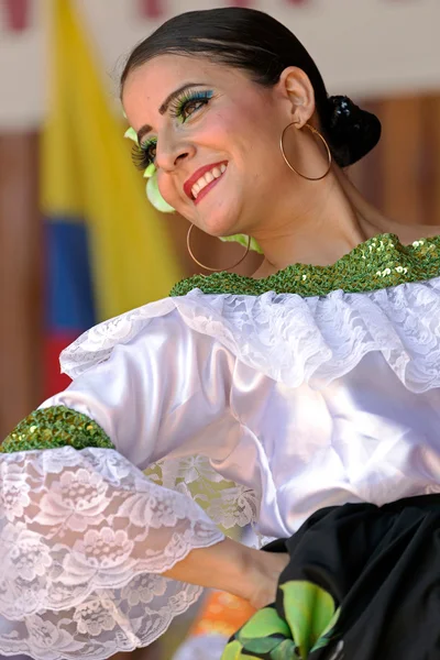 Танцівниця з Колумбії у традиційних костюмах 2 — стокове фото
