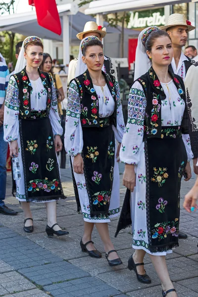 Młody rumuński tancerze w tradycyjnych strojach 2 — Zdjęcie stockowe
