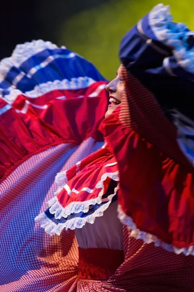 Ung kvinna dansare från Costa Rica i traditionell dräkt — Stockfoto