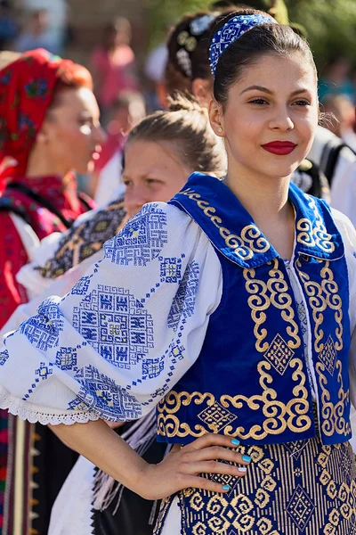 Νεαρή γυναίκα από τη Ρουμανία με παραδοσιακή φορεσιά 20 — Φωτογραφία Αρχείου