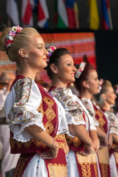 Jóvenes bailarines de Rumania en traje tradicional —  Fotos de Stock