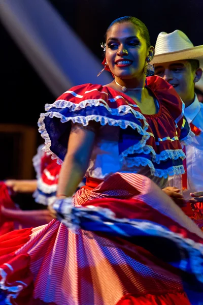 从哥斯达黎加身着传统服饰的年轻舞者 — 图库照片