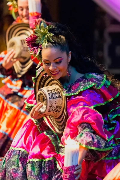 来自哥伦比亚的舞者穿着传统服装3 — 图库照片