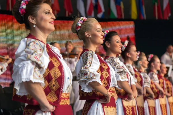 Dançarinos romenos em traje tradicional — Fotografia de Stock