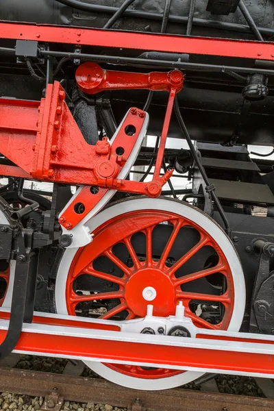 Dettaglio e primo piano di enormi ruote in una vecchia locomotiva a vapore tedesca 13 — Foto Stock