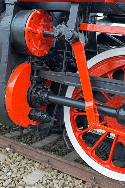 Dettaglio e primo piano di enormi ruote in una vecchia locomotiva a vapore tedesca 14 — Foto Stock