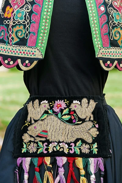 Oude traditionele Roemeense folk kostuum voor vrouwen — Stockfoto