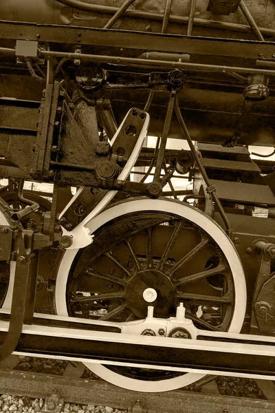 Seppia dettaglio e primo piano di ruote enormi in una vecchia locomotiva a vapore 13 — Foto Stock