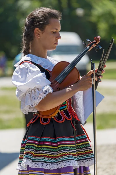 Genç kız, Polonya'dan keman geleneksel kostüm, şarkıcı — Stok fotoğraf