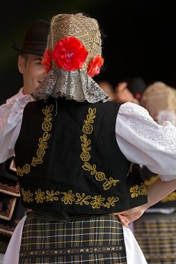 Genç dansçılar Romanya'dan geleneksel kostümlü 10