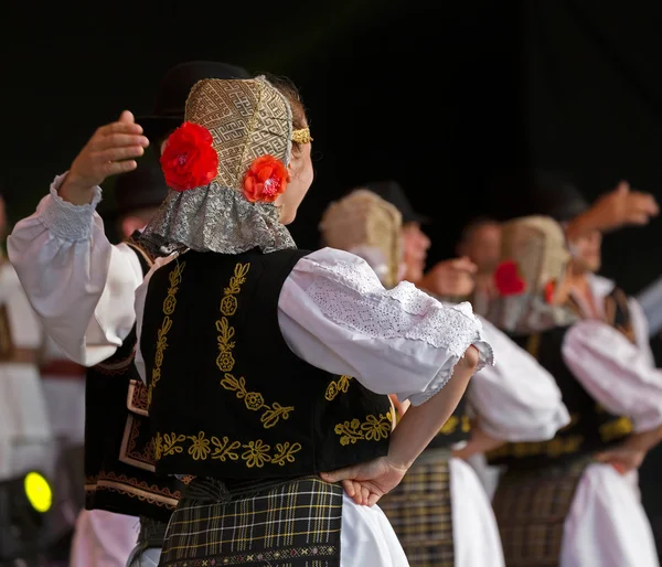 पारंपरिक पोशाक 12 में रोमानिया से युवा नर्तक — स्टॉक फ़ोटो, इमेज