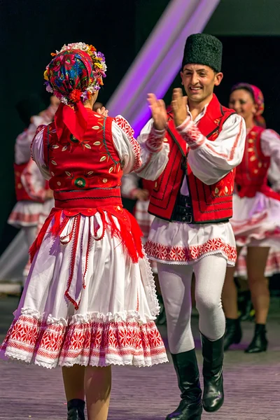 Jóvenes bailarines rumanos en traje tradicional 10 —  Fotos de Stock