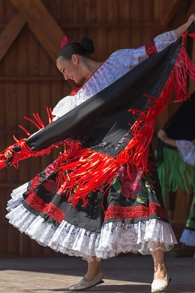 Colombianska dansare i traditionell dräkt — Stockfoto