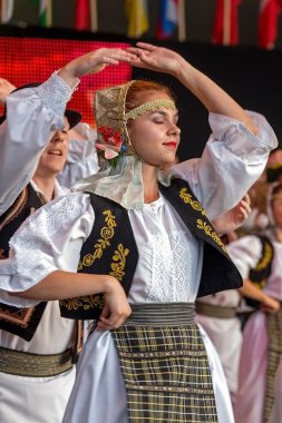 Geleneksel kostüm 11 genç Rumen dansçılar