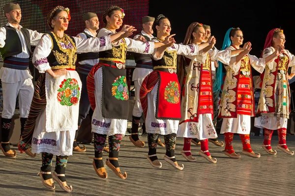 Geleneksel kostüm 2 genç Sırp dansçılar