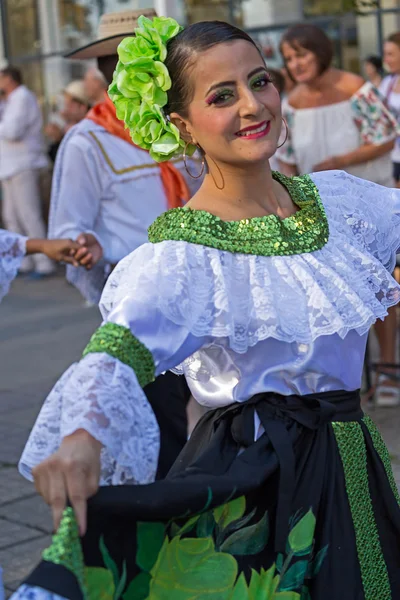 Танцівниця з Колумбії у традиційних костюмах 7 — стокове фото