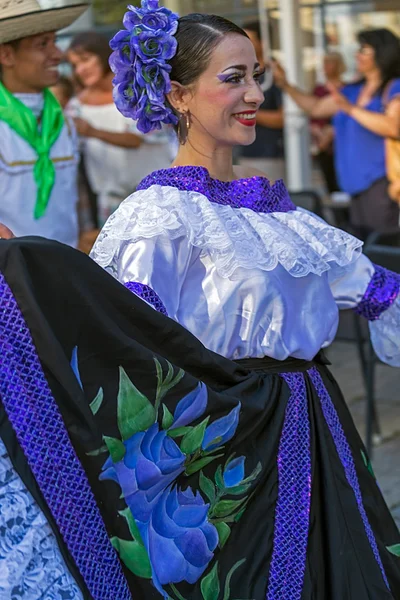 Танцівниця з Колумбії у традиційних костюмах 8 — стокове фото