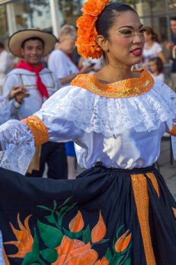 Kolombiya'dan dansçı geleneksel kostüm 9