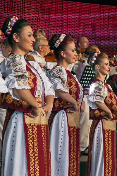 Танцоры Румынии в традиционных костюмах — стоковое фото