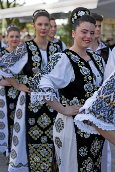 Young Romanian dancers in traditional costume — Stock Photo, Image