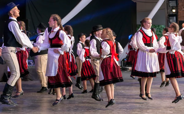 Dětské Maďarská tanečnice v tradičních lidových krojích — Stock fotografie