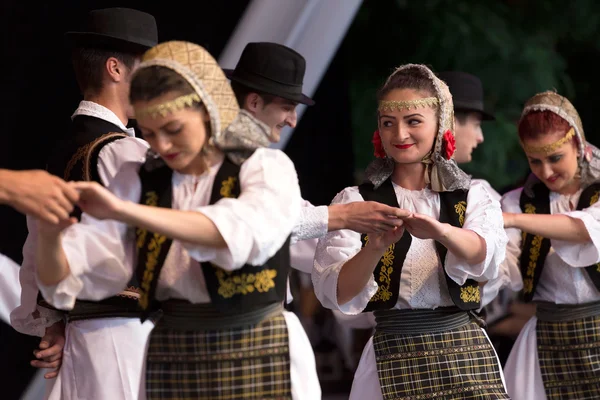 Jóvenes bailarines de Rumania en traje tradicional —  Fotos de Stock