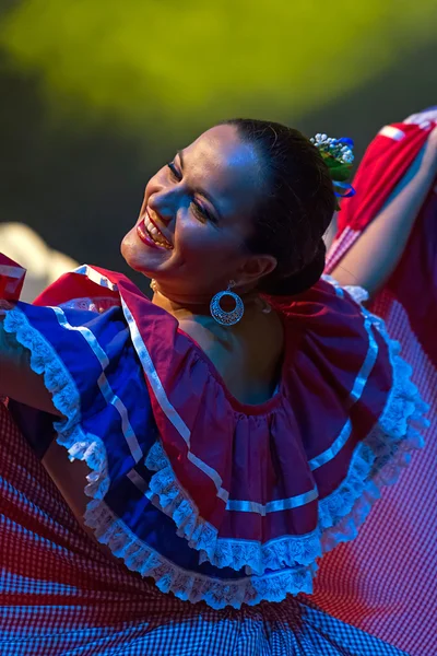 Kosta Rika genç kadın dansçı geleneksel kostüm