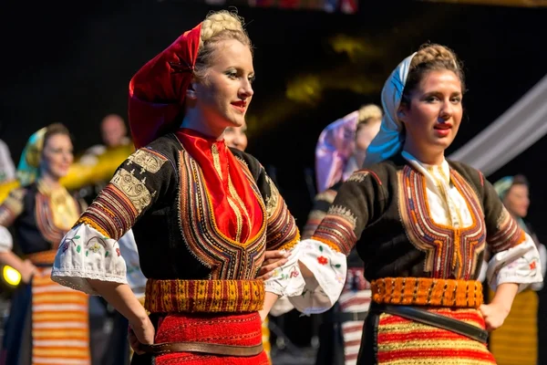 Mladé ženy tanečníci ze Srbska v tradičních lidových krojích — Stock fotografie