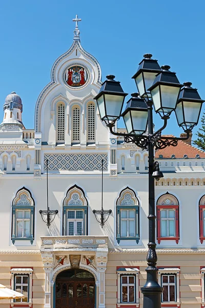 Architektoniczne ozdoby na fasadzie serbski Wikariatu w — Zdjęcie stockowe
