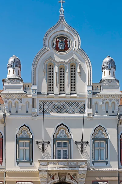 Архитектурные украшения на фасаде сербского викариатства в — стоковое фото