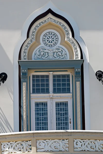 Архитектурные детали старого окна — стоковое фото