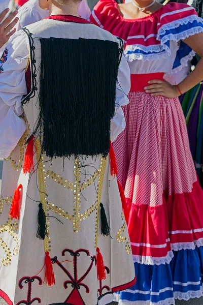 Λεπτομέρεια της Σερβίας και της Κόστα Ρίκα λαϊκή φορεσιά για τις γυναίκες — Φωτογραφία Αρχείου
