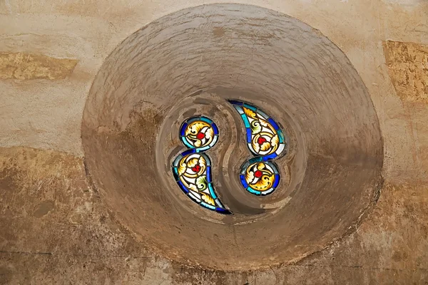 Vitraux dans la chapelle du château de Corvin — Photo