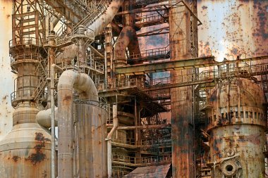 Eski çelik ocağı ile paslı arka plan