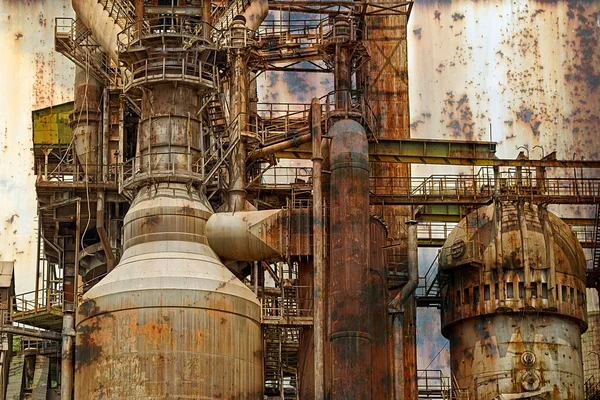 Eski çelik ocağı ile paslı arka plan